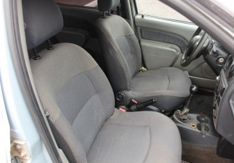 Подержанный автомобиль Renault Logan Sedan 2005 года (11 фото)