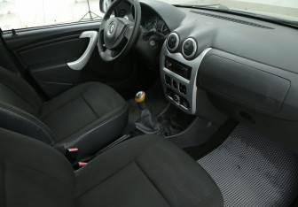 Подержанный автомобиль Renault Sandero 2011 года (9 фото)