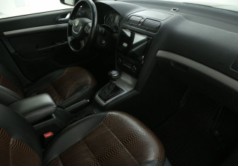 Подержанный автомобиль Skoda Octavia Liftback 2010 года (9 фото)