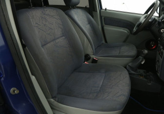 Подержанный автомобиль Renault Logan Sedan 2006 года (10 фото)