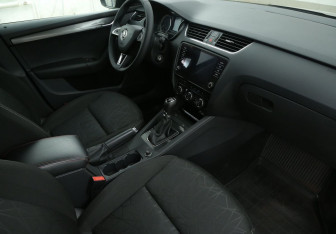Подержанный автомобиль Skoda Octavia Liftback 2019 года (9 фото)