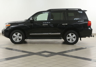Подержанный автомобиль Toyota Land Cruiser Suv 2013 года (7 фото)