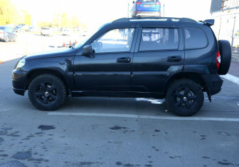 Подержанный автомобиль Chevrolet Niva 2013 года (8 фото)