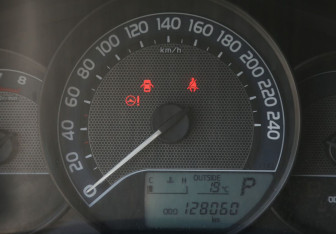 Подержанный автомобиль Toyota Auris Hatchback 2015 года (16 фото)