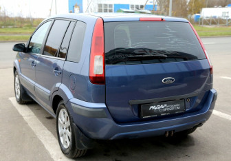 Подержанный автомобиль Ford Fusion 2006 года (4 фото)