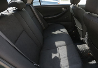 Подержанный автомобиль Toyota Corolla Sedan 2004 года (11 фото)