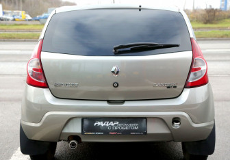Подержанный автомобиль Renault Sandero 2010 года (5 фото)