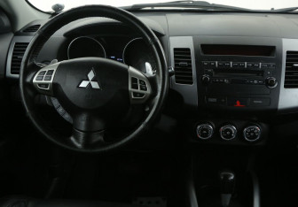 Подержанный автомобиль Mitsubishi Outlander 2011 года (14 фото)