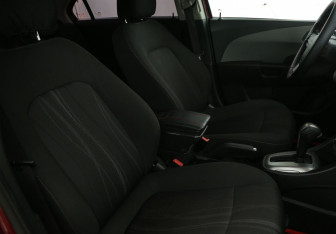 Подержанный автомобиль Chevrolet Aveo Sedan 2014 года (10 фото)