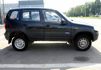 Подержанный автомобиль Chevrolet Niva 2010 года (7 фото)