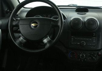Подержанный автомобиль Chevrolet Aveo Sedan 2010 года (14 фото)