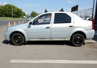 Подержанный автомобиль Renault Logan Sedan 2006 года (8 фото)