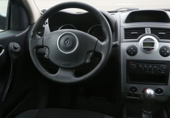Подержанный автомобиль Renault Megane Sedan 2009 года (14 фото)