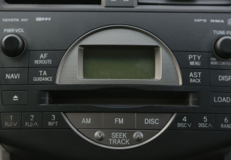 Подержанный автомобиль Toyota RAV4 2006 года (15 фото)