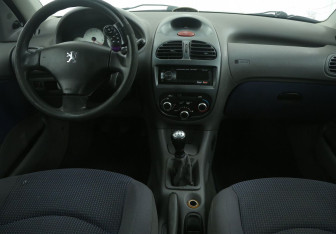 Подержанный автомобиль Peugeot 206 Hatchback 2004 года (12 фото)
