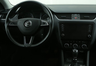 Подержанный автомобиль Skoda Octavia Liftback 2018 года (14 фото)