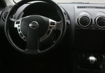 Подержанный автомобиль Nissan Qashqai 2012 года (14 фото)