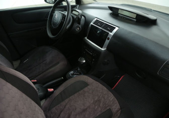 Подержанный автомобиль Citroen C4 Hatchback 2007 года (9 фото)