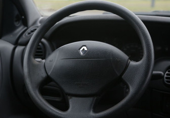 Подержанный автомобиль Renault Megane Sedan 2001 года (16 фото)