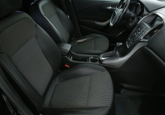 Подержанный автомобиль Opel Astra Hatchback 2010 года (10 фото)