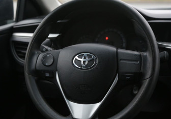 Подержанный автомобиль Toyota Corolla Sedan 2013 года (16 фото)