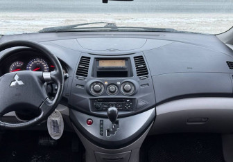 Подержанный автомобиль Mitsubishi Grandis 2006 года (10 фото)