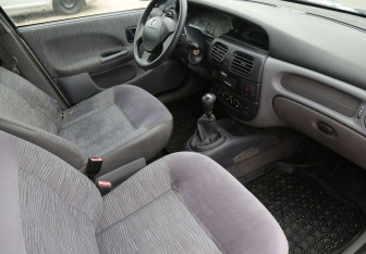 Подержанный автомобиль Renault Megane Sedan 2001 года (9 фото)