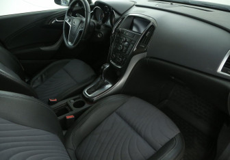 Подержанный автомобиль Opel Astra Sedan 2014 года (9 фото)