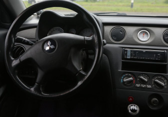 Подержанный автомобиль Mitsubishi Outlander 2006 года (14 фото)