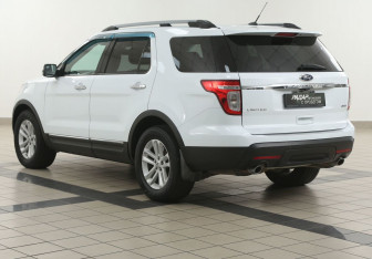 Подержанный автомобиль Ford Explorer 2015 года (2 фото)