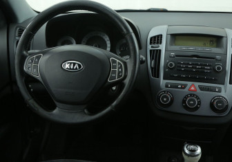 Подержанный автомобиль Kia Ceed Hatchback 2009 года (14 фото)