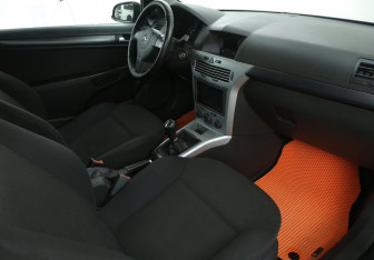 Подержанный автомобиль Opel Astra Hatchback 2009 года (9 фото)