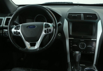 Подержанный автомобиль Ford Explorer 2011 года (14 фото)