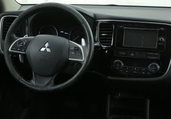 Подержанный автомобиль Mitsubishi Outlander 2012 года (13 фото)