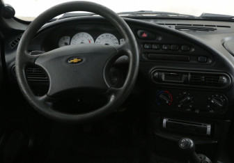 Подержанный автомобиль Chevrolet Niva 2006 года (15 фото)