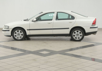 Подержанный автомобиль Volvo S60 2002 года (7 фото)