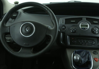 Подержанный автомобиль Renault Scenic 2008 года (14 фото)