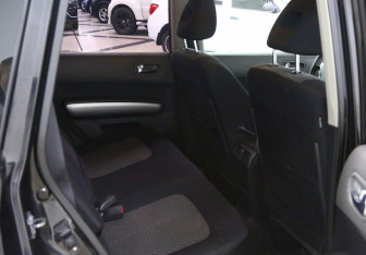 Подержанный автомобиль Nissan X-Trail 2007 года (7 фото)