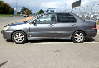 Подержанный автомобиль Mitsubishi Lancer Sedan 2004 года (8 фото)