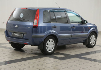 Подержанный автомобиль Ford Fusion 2006 года (4 фото)