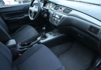 Подержанный автомобиль Mitsubishi Lancer Sedan 2006 года (9 фото)