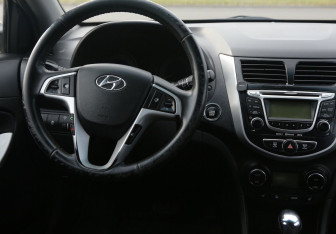 Подержанный автомобиль Hyundai Solaris Hatchback 2012 года (14 фото)