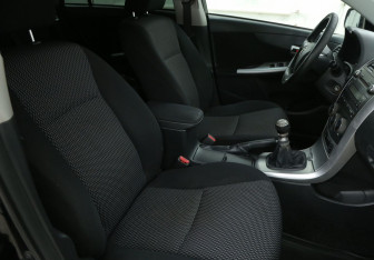 Подержанный автомобиль Toyota Corolla Sedan 2012 года (10 фото)