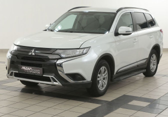 Подержанный автомобиль Mitsubishi Outlander 2022 года (8 фото)