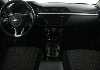 Подержанный автомобиль Kia Rio Sedan 2018 года (12 фото)