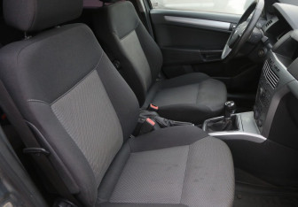 Подержанный автомобиль Opel Astra Sedan 2012 года (10 фото)