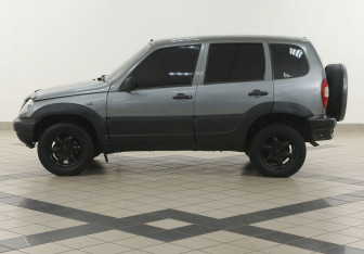 Подержанный автомобиль Chevrolet Niva 2004 года (7 фото)