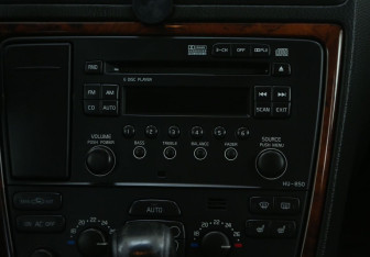 Подержанный автомобиль Volvo S60 2005 года (16 фото)
