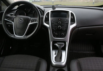 Подержанный автомобиль Opel Astra Hatchback 2013 года (12 фото)