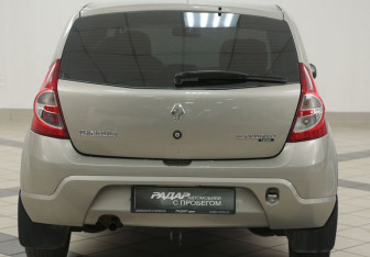 Подержанный автомобиль Renault Sandero 2011 года (3 фото)